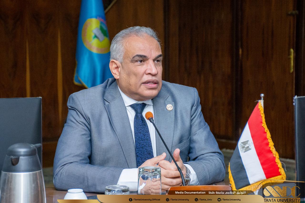 رئيس جامعة طنطا يستعرض 